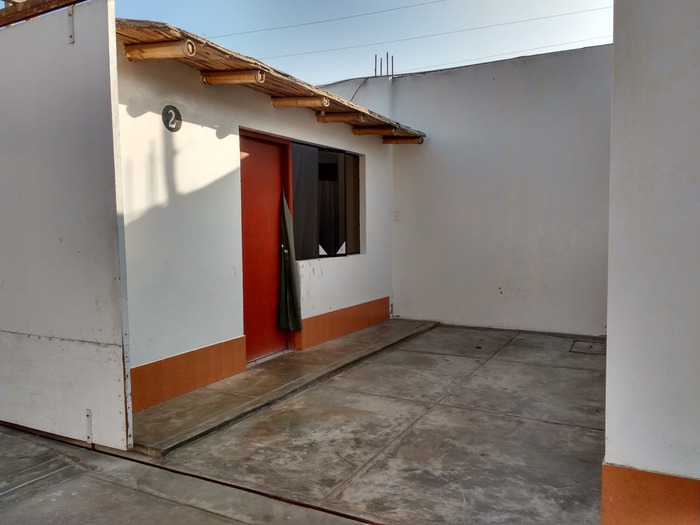 Habitación con estacionamiento.